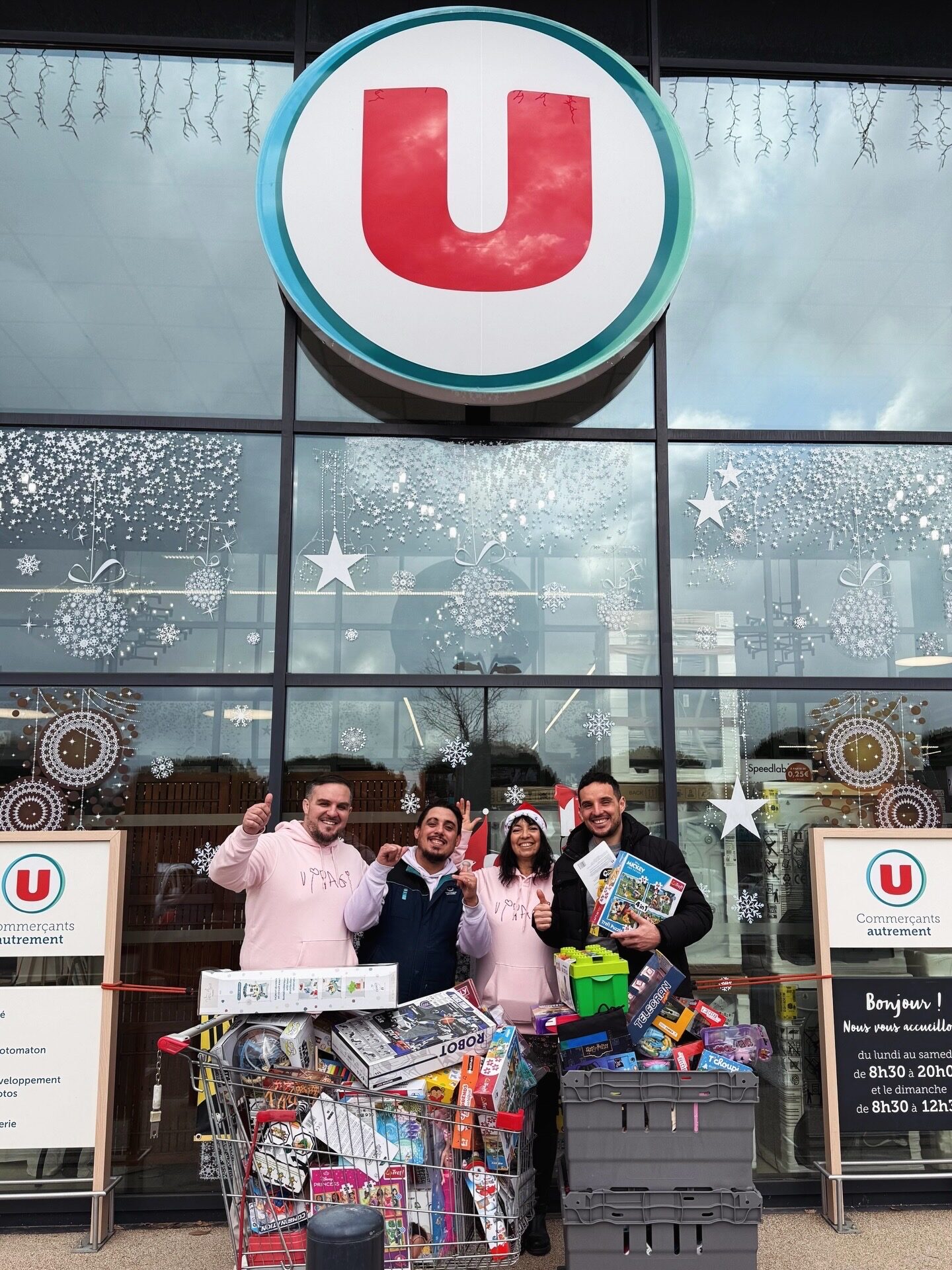 Bénévoles VIPAGI remettant des cadeaux aux enfants hospitalisés au CHU de Montpellier