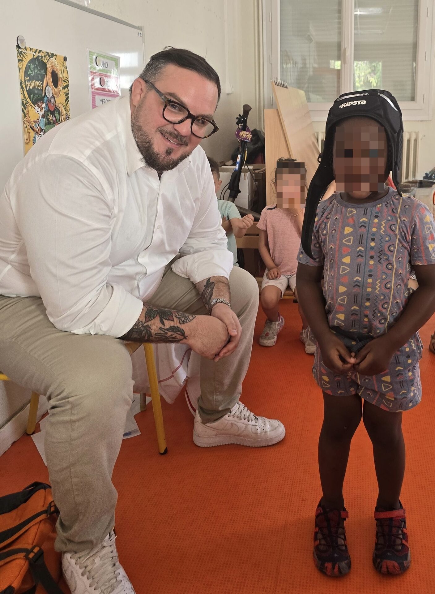 Initiation au rugby dans une école à Montpellier, enfants découvrant l’équipement