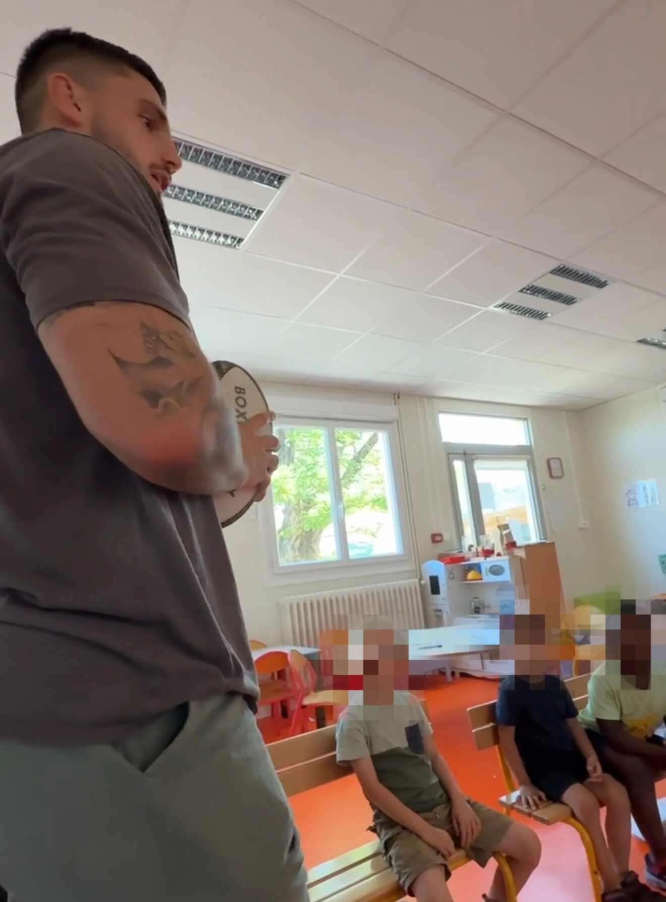 Vincent Giudicelli, joueur de l’Aviron Bayonnais, en intervention dans une école partenaire